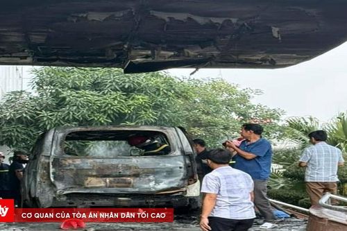 Cháy xe cứu thương trước phòng cấp cứu bệnh viện