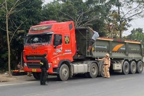 Vụ xe chở đất chạy vào giờ tan trường: Công an vào cuộc kiểm tra