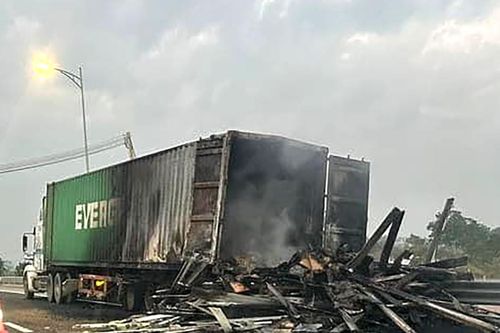 Xe container cháy rụi sau va chạm trên cao tốc Vân Đồn - Móng Cái