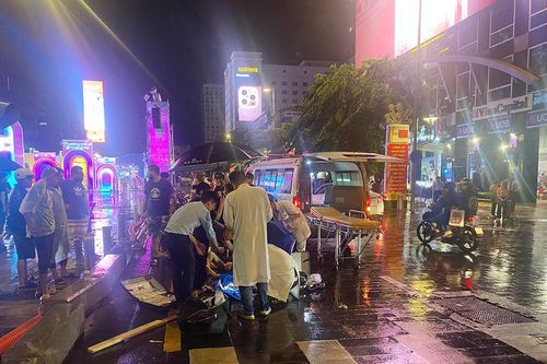 Tìm người đi xe máy tông 2 cô gái nước ngoài bị thương ở phố đi bộ Nguyễn Huệ