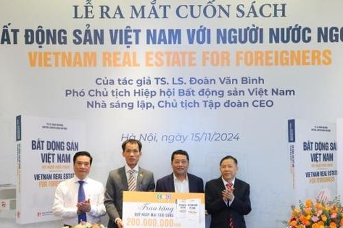 Ra mắt sách giới thiệu BĐS Việt Nam với người nước ngoài, tặng toàn bộ tiền cho bệnh nhân ung thư