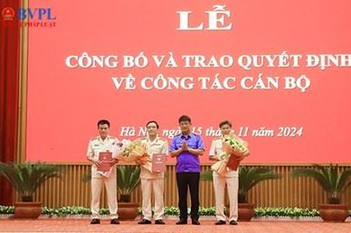 Viện trưởng VKSND tối cao trao quyết định về công tác cán bộ