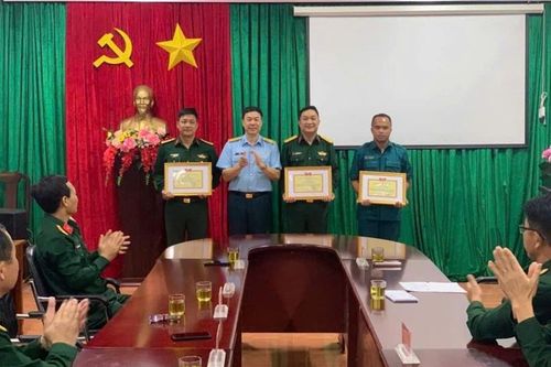 Tặng giấy khen cho các tập thể, cá nhân có thành tích tìm kiếm máy bay Yak -130