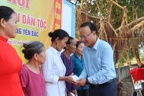 Phó Chủ tịch Thường trực HĐND tỉnh Nghệ An Nguyễn Nam Đình dự Ngày hội Đại đoàn kết tại Hưng Nguyên