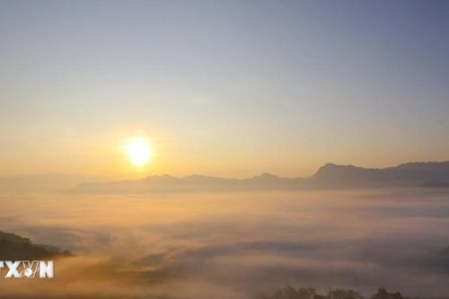 Chiêm ngưỡng biển mây thơ mộng trên đèo Tằng Quái ở Điện Biên