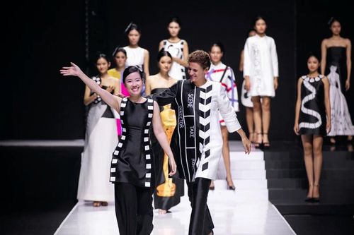 Khi thời trang 'nâng bước' điện ảnh và tín ngưỡng thờ Mẫu trên sàn runway