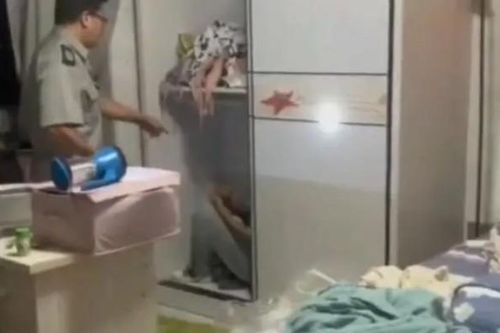 Mở cánh cửa tủ bị kẹt, người phụ nữ tái mặt khi thấy cảnh bên trong