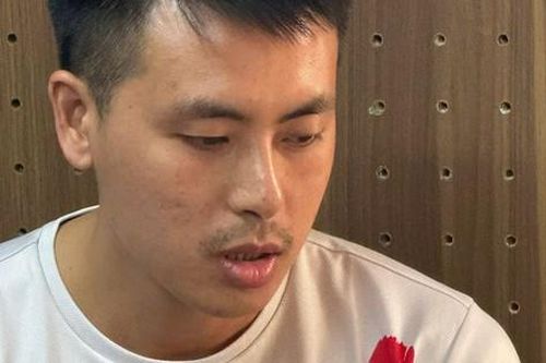 Tạm giữ đối tượng say rượu lái xe bán tải đâm loạt ô tô khi chạy trốn cảnh sát