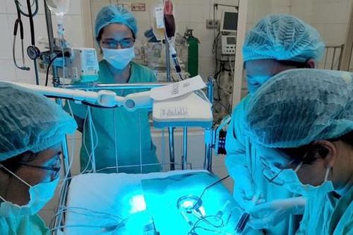 Khẩn trương cứu bệnh nhi vừa chào đời, đã mắc bệnh hiếm gặp
