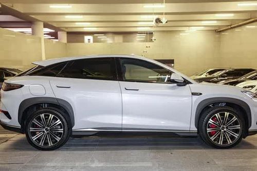 SUV dài hơn 4,8 mét, công suất 523 mã lực, giá khởi điểm gần 1 tỷ đồng