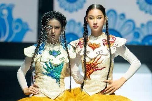 Mẫu teen lai Tây Sandra Ly trình diễn trang phục lấy cảm hứng từ quả thị trong truyện cổ tích Tấm Cám