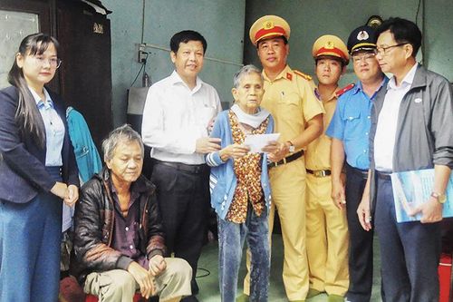 Ban ATGT Đà Nẵng thăm viếng và hỗ trợ tiền cho thân nhân người bị tai nạn giao thông