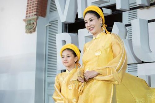 Con gái út Hà Kiều Anh được ủng hộ thi hoa hậu khi diễn thời trang cùng mẹ