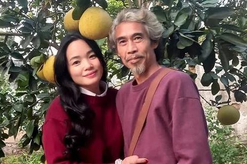Nam diễn viên Việt râu tóc bạc phơ cưới nữ khán giả kém 25 tuổi, vợ xinh gọi chồng bằng cụ