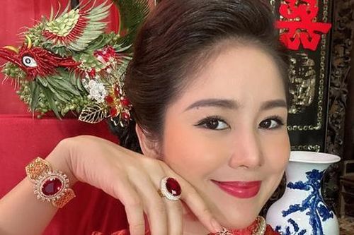 Diễn viên Lê Phương đeo vàng kín người, khoe 'con dâu' xinh đẹp ở tuổi 39