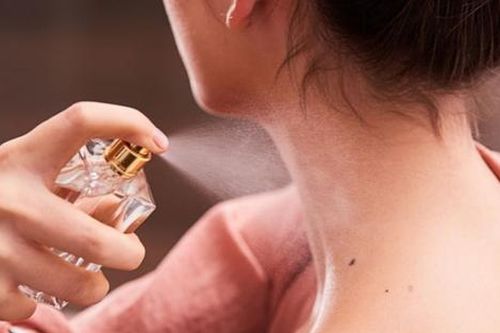 4 'mẹo' xịt nước hoa giúp lưu hương cả ngày