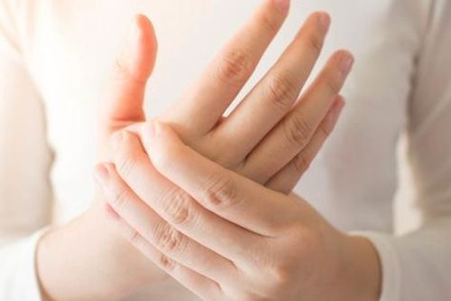 Cẩn thận bệnh lý nguy hiểm khi bị cứng khớp ngón tay