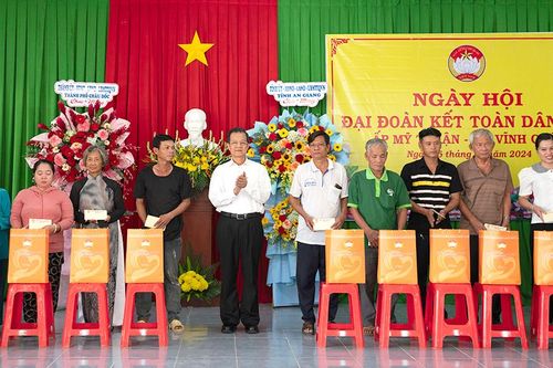 Bí thư Tỉnh ủy An Giang dự Ngày hội Đại đoàn kết toàn dân tộc tại ấp Mỹ Thuận