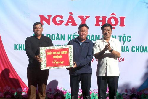 Chủ tịch HĐND tỉnh Lò Văn Phương dự Ngày hội Đại đoàn kết tại huyện Tủa Chùa