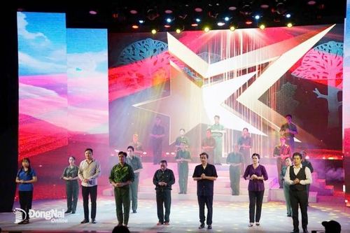 Nhiều bạn trẻ Đồng Nai xúc động khi xem công diễn vở cải lương 'Đồng chí'