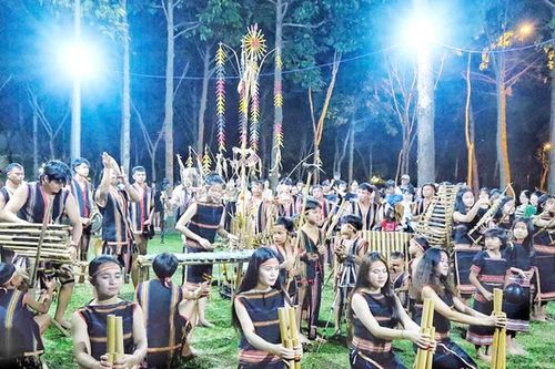 Âm vang cồng chiêng giữa lòng phố núi