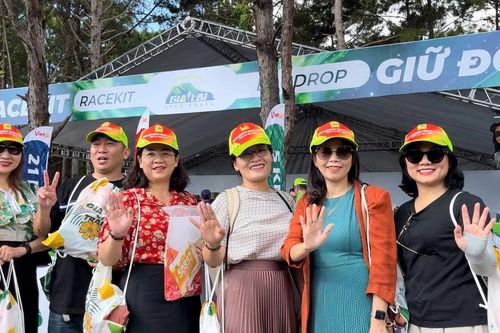 Đông đảo runner đến nhận bib và bộ racekit, sẵn sàng cho Giải chạy Gia Lai City Trail 2024-Giấc mơ đại ngàn