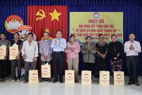 Ông Lê Hữu Hoàng dự Ngày hội Đại đoàn kết dân tộc tại liên khu dân cư xã Sông Cầu