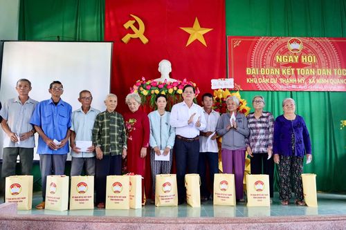 Chủ tịch UBND tỉnh Nguyễn Tấn Tuân dự Ngày hội Đại đoàn kết toàn dân tộc tại Khu dân cư Thạnh Mỹ