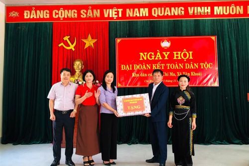 Lãnh đạo Ủy ban MTTQ tỉnh dự ngày hội đại đoàn kết toàn dân tộc tại huyện Lộc Bình