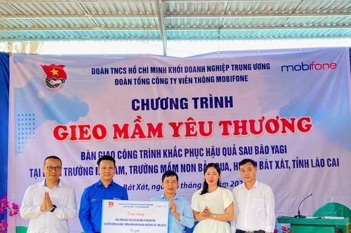 Đoàn Thanh niên Tổng công ty Viễn thông MobiFone bàn giao công trình khắc phục hậu quả bão Yagi