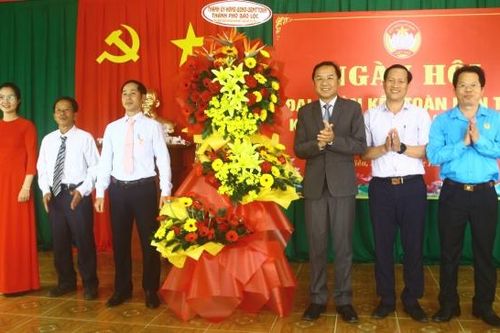 Chủ tịch LĐLĐ tỉnh và Bí thư Thành ủy Bảo Lộc dự Ngày hội Đại đoàn kết toàn dân tộc