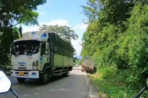 Xử phạt tài xế vượt ẩu trên đèo Bảo Lộc khiến xe tải đối diện lao xuống mương