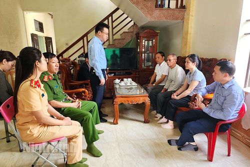Ủy ban ATGT Quốc gia thăm hỏi, tặng quà các gia đình nạn nhân bị tai nạn giao thông