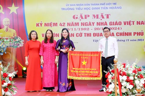 Trường Tiểu học Đinh Tiên Hoàng kỷ niệm 42 năm ngày Nhà giáo Việt Nam và đón nhận Cờ thi đua của Chính phủ