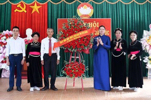Đồng chí Phó Trưởng đoàn chuyên trách Đoàn ĐBQH tỉnh Ma Thị Thúy dự Ngày hội Đại đoàn kết toàn dân tộc tại thôn Nà Khán