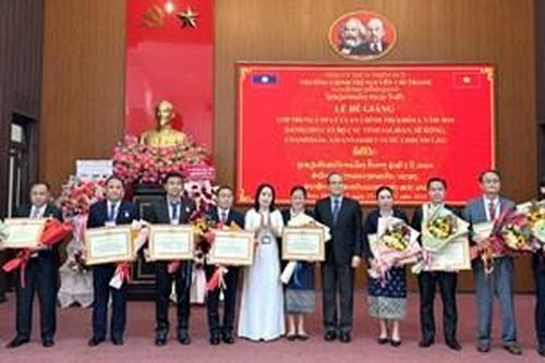 49 học viên đến từ Lào được cấp chứng chỉ Trung cấp lý luận chính trị