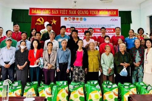 Siêu thị AEON trao 100 suất quà cho hộ nghèo và cận nghèo phường An Đông
