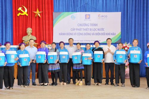 Petrolimex trao tặng bình lọc nước cho người dân huyện Bắc Hà và Bảo Yên tỉnh Lào Cai