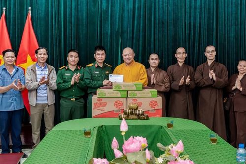Thanh Hóa: Ban Trị sự GHPGVN tỉnh thăm, tặng quà các chiến sĩ trên đảo Hòn Mê