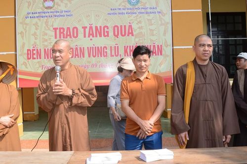 Ban Trị sự GHPGVN H.Triệu Phong thăm, tặng quà đến bà con vùng lũ