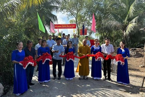 Sóc Trăng: Chùa Thiên Thới và Chánh Thiên Cơ bàn giao cầu nông thôn, trao quà đến người nghèo