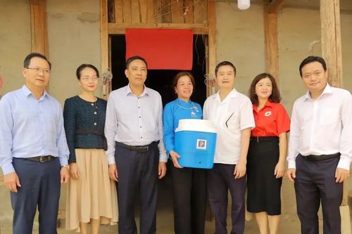 Trao tặng hàng ngàn bình lọc nước cho người dân tỉnh Lào Cai