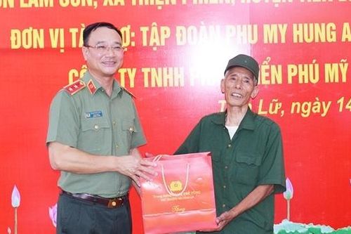 Những món quà nghĩa tình ở huyện Tiên Lữ