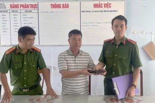 Nhặt được khẩu súng ngắn, người đàn ông đem giao nộp Công an
