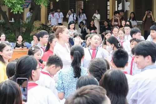 Hồ Ngọc Hà hát giao lưu với hàng trăm học sinh