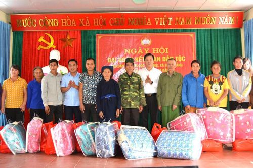 Phó Chủ tịch UBND tỉnh Trịnh Trường Huy dự Ngày hội Đại đoàn kết toàn dân tộc tại Khu dân cư xóm Bốc Thượng, xã Bạch Đằng (Hòa An)