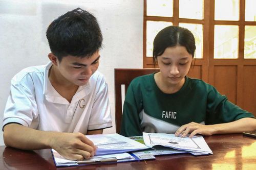 Học để thoát nghèoCố gắng gấp đôiNghị lực của chàng sinh viên '5 tốt'