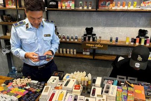 Quản lý thị trường Hà Nội: Triệt phá nhiều cơ sở kinh doanh thuốc lá điện tử tại quận Hoàn Kiếm