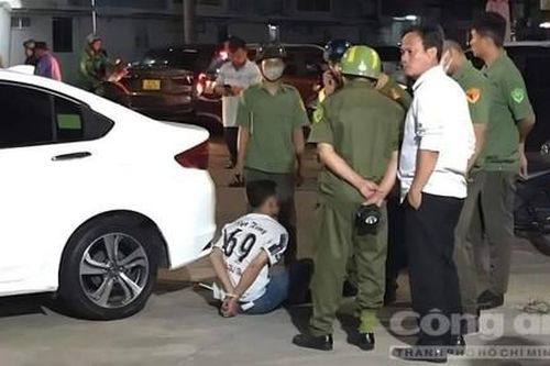 Tài xế say xỉn lái ô tô tông loạn xạ, kéo lê một phụ nữ trên đường