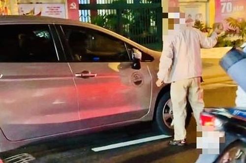Điều tra vụ người đàn ông đập vỡ kính xe ôtô sau va chạm ngã xuống đường